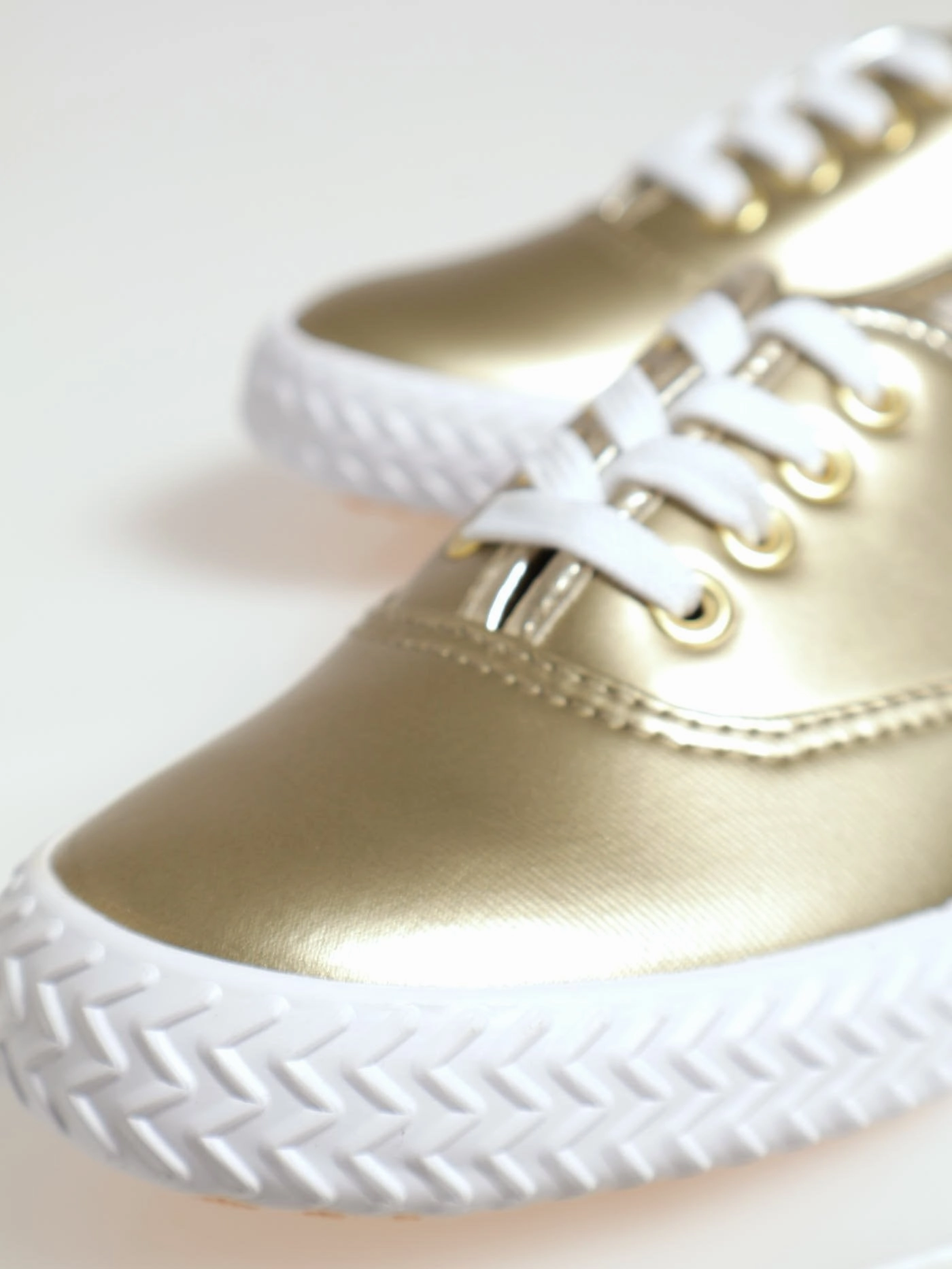 Kelsey Lace Up Lo Sneaker - Gold