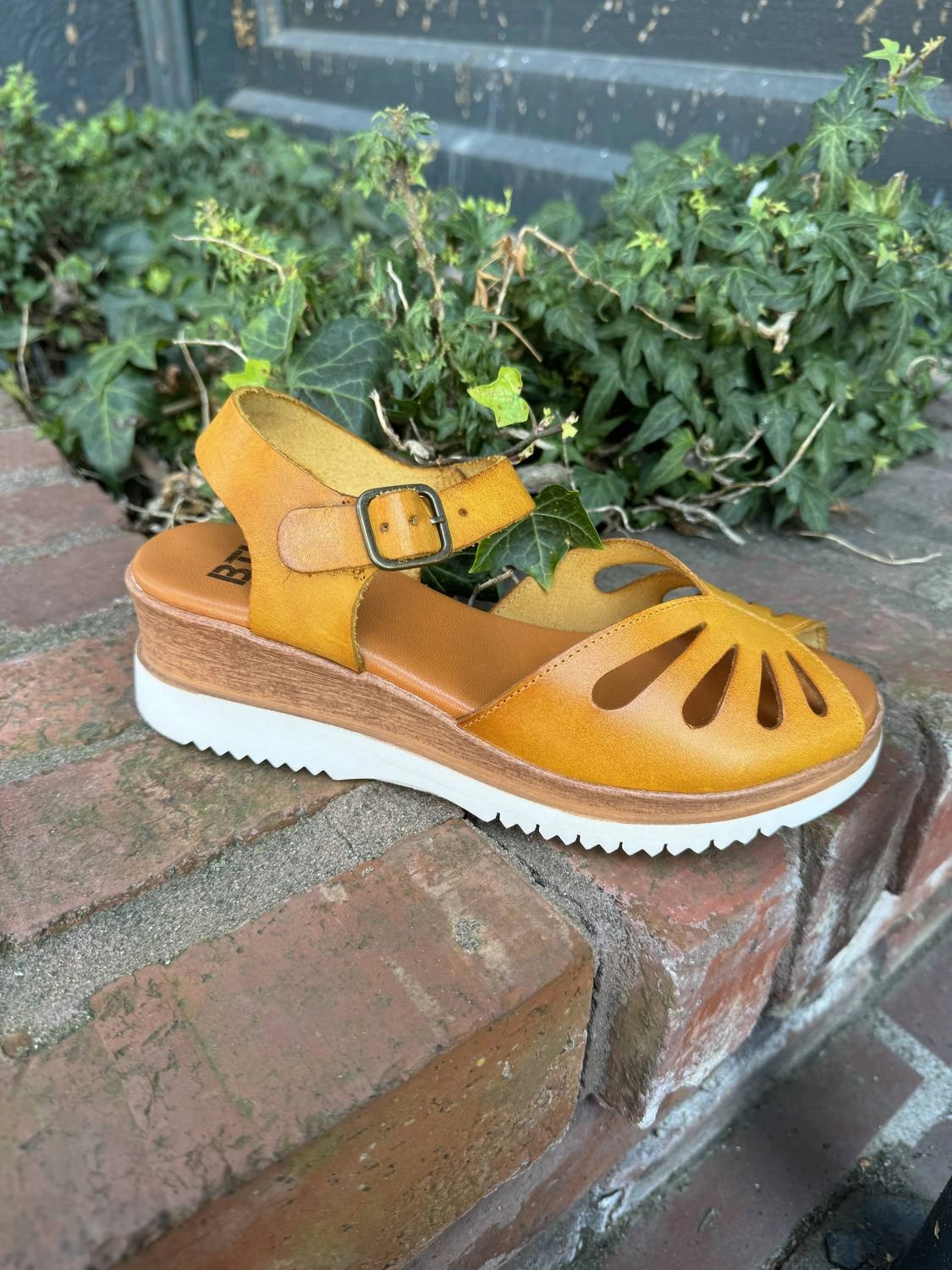 Women Carmen Sandal In Morado