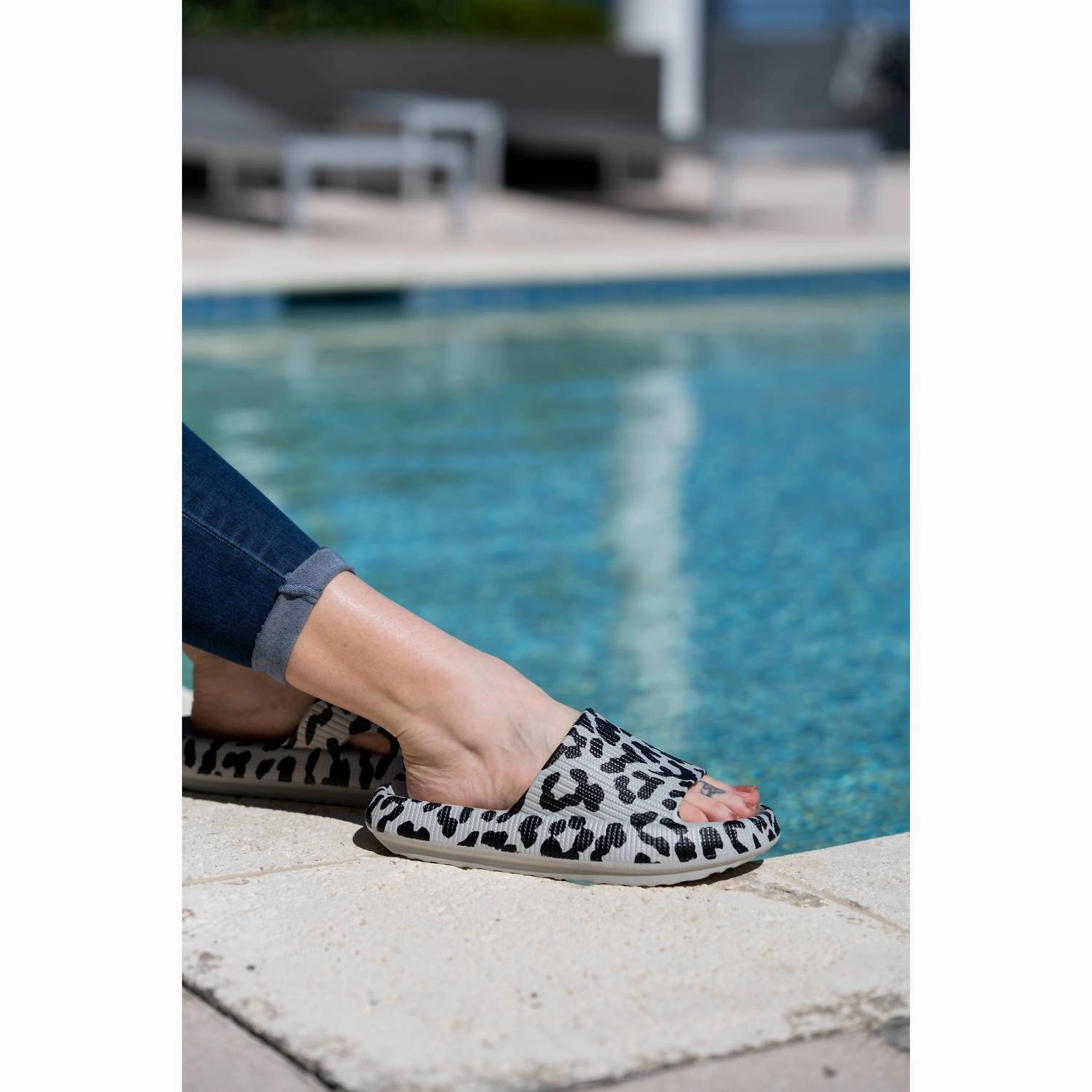 Women's Insanely Comfy Beach Casual Slides Sandal In Gray Leopard