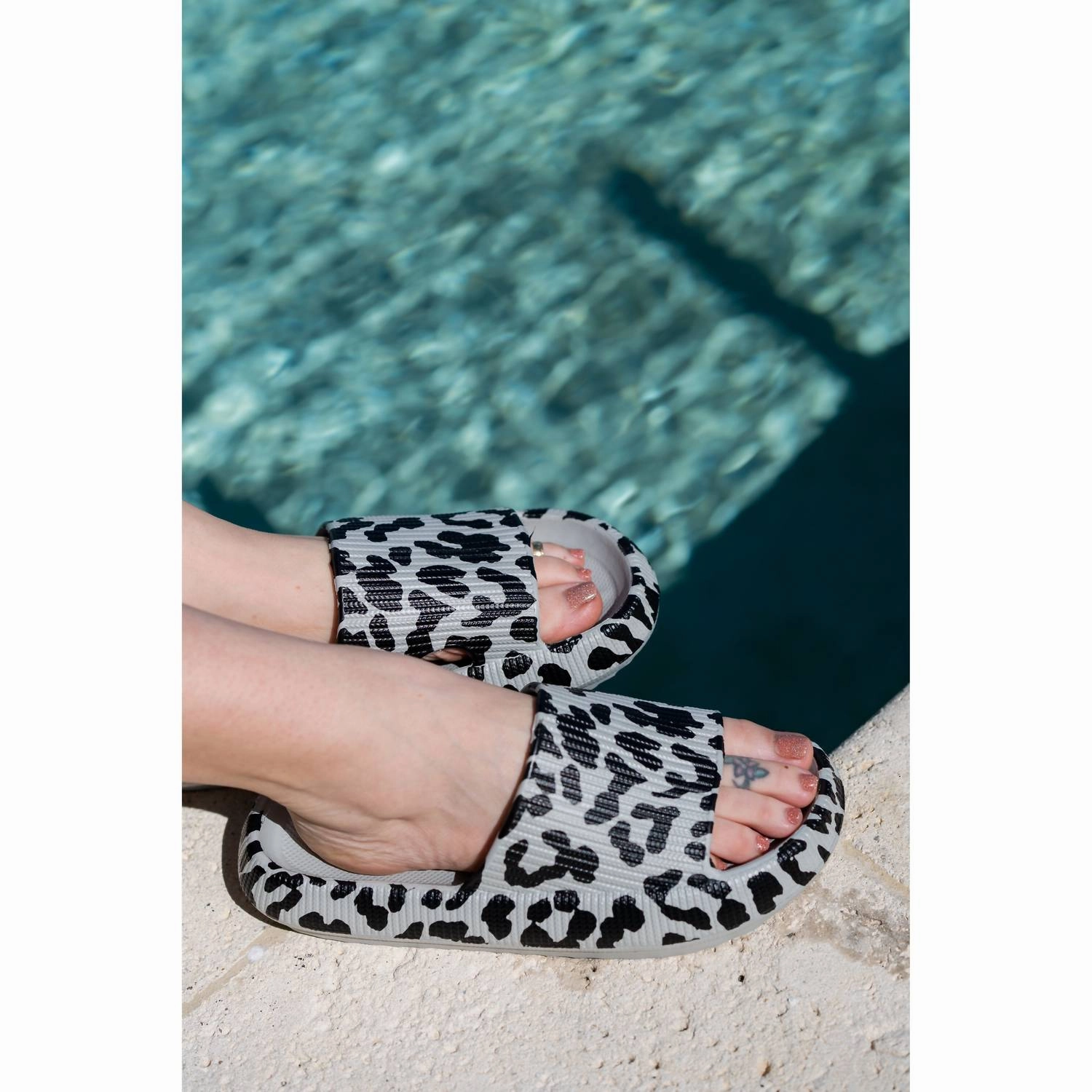 Women's Insanely Comfy Beach Casual Slides Sandal In Gray Leopard